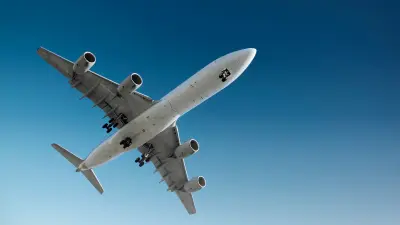 Foto eines großen Passagierflugzeugs am Himmel, von unten betrachtet