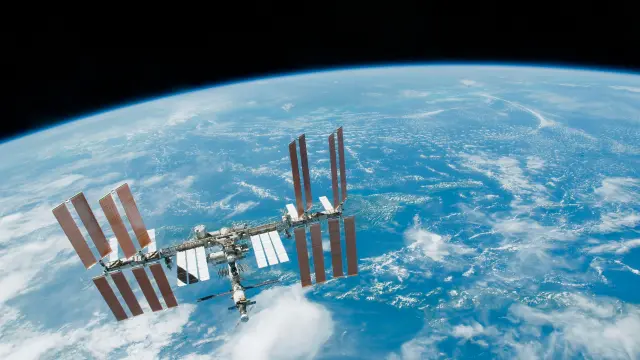 Bild eines Satelliten im Weltall mit der Weltkugel im Hintergrund